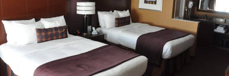 Welke afmeting heeft het bed op mijn hotelkamer in de VS?